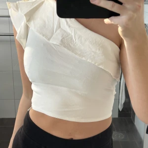 Vit topp  - Vit topp med volang❤️