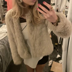 Beige pälsjacka - Säljer denna superfina pälsjackan ifrån H&M.