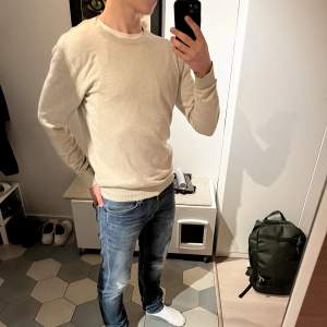 Säljer nu en riktigt fin och populär CREW NECK från JACK&JONES i färgen beige👍 Den är näst intill helt ny, skick: 9,5/10, ny pris 750, skriv om du har några funderingar eller vill ha fler bilder😉👌