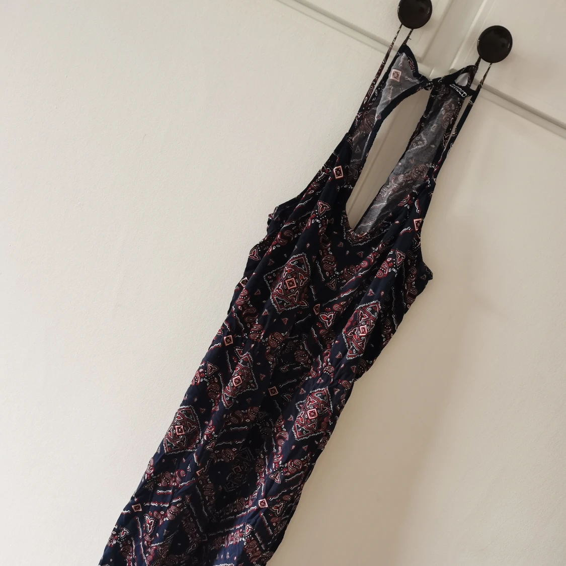 Klänning med slits på varsin sida