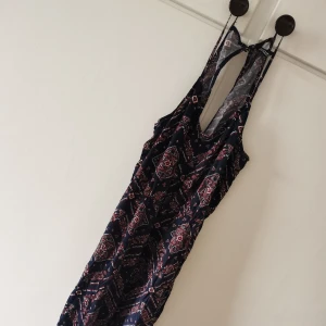 Klänning med slits på varsin sida - En förtjusande klänning med slits på varsin sida, tror det var storlek M/L