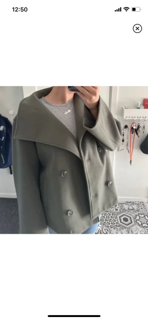 Bubbelroom kappa - Säljer min bubbleroom kappa köpt här på plick(första två bilder från förra säljare) super fin men en aningens för stor på mig. 800/900kr nypris men finns ej att köpa längre. Super bra skick bara något stor på mig