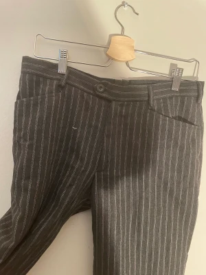 Randiga kostymbyxor  - Skulle säga att modellen är sraight, Low waist och har långa ben. Säljer pga dom är för små på mig💕köpta på Sellpy och har intga defekter 