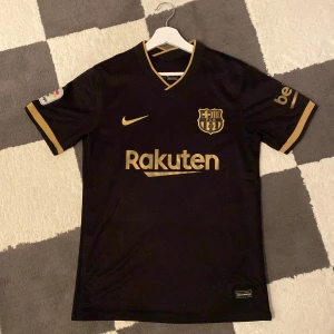 Barcelona kit 21/22 - Använt den Max 10 gånger. Ingen Barca fan tyvärr då säljer jag den. 