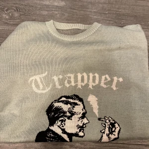 Madebytrapper hoodie - Madebytrapper stickad hoodie. Använd endast två gånger. Skick 9,5/10