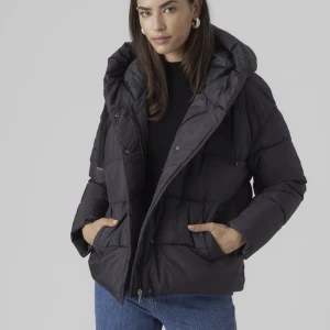 Svart jacka från vero moda - Använd fåtal gånger och säljer pågrund av att den inte kommer till användning. Köpte den för några veckor sedan. Kom privat för egna bilder!