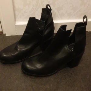 Läder boots - Från River Island. Helt nya och oanvända boots i äkta läder. Storlek 40. Ankelboots