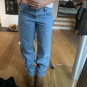 Jeans - Blåa lågmidjade jeans! 