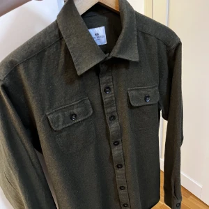 John Henrick Skjorta  - Säljer min Skjorta från märker John Henrick. Den är av lite tjockare moddel. Super fin och bra sick!! Storlek L men sitter som M 