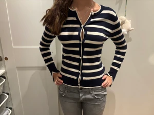 Stickad kofta - Säljer mina fina stickade kofta ifrån zara köpt i spanien, inga defekter