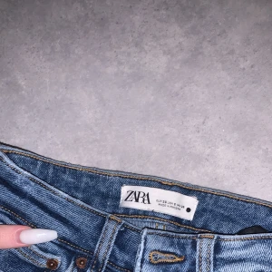 Zara premium jeans  - Jeansen är assnygga med lite slitningar! Dem är använda en gång då jag testade dem, men var alldeles för små för mig. Men är jättefina byxor förövrigt! Prislappen tog jag tyvärr bort. Tar jätte gärna swish! 