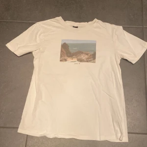 T-shirt - En T-shirt med tryck som inte används och är slutsåld i butik. 