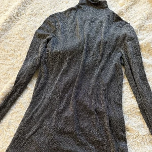 Klänning  - Fin glitter klänning står storlek M men är lite mindre i storlek så passar bra ifall man har storlek S, är i färgen mörk grå🩶