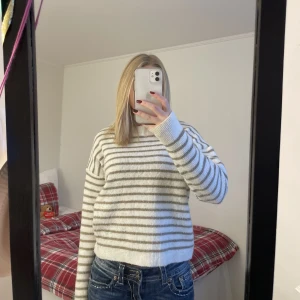Randig nakd tröja   - Säljer denna beige vita nakd tröja. Storleken är xxs men den passar xs/s