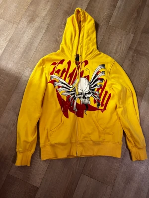 Vintage ed hardy  - Vintage ed hardy zip up hoodie. Inga defekter bra kvalitet   ED HOORDY YELLOW HOODIE SKULL GRAPHIC