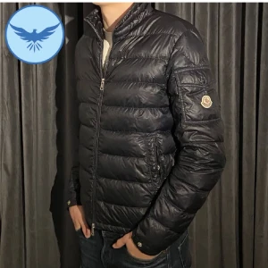 Moncler jacka  - Säljer nu min moncler jacka då den blivit för liten. Storlek 2 vilket motsvarar M men passar även S. 