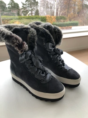 Vinterskor - Jättefina och sköna vinterskor, helt nya. Färgen på skorna är gråblå.