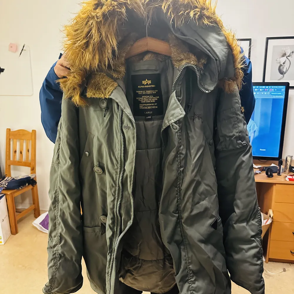 A very good unisex winter jacket for sell. Only used for 7 days when i went to lappland. Its good for -30 degrees. . Jackor.