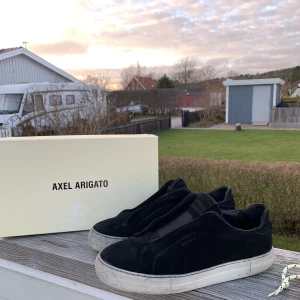 Axel Arigato skor  - Säljer mina Axel Arigato skor. Använt skick. Storlek 43. Box, dustbag och kvitto medföljer vid köp. Hör av dig om du har några frågor. Pris kan diskuteras vid snabb affär!