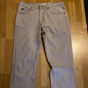 Jeans Lee W32-33 - Säljer ett par skonsamt använda Lee Jeans i Regular fit. Storleken är W32  De är i en snygg beige färg och sitter bekvämt. Även om de är regular fit skulle jag nog säga att de är mer rymligare än vanliga jeans  Frakt eller hämtas på Södermalm!