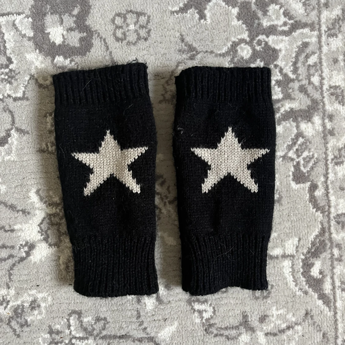 Stickade vantar med stjärnor