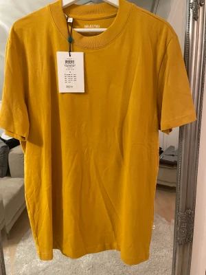 Selected Homme oversized t-shirt gul - Oanvänd Selected Homme gul oversized t-shirt.  Storlek M Nypris 300:-