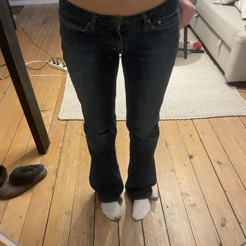 Snygga lågmidjade jeans som jag tyvärr inte använder då jag har många liknande par! Mått: Innerbenslängd:75 cm Midjemått tvärs över:37 cm . Jeans & Byxor.