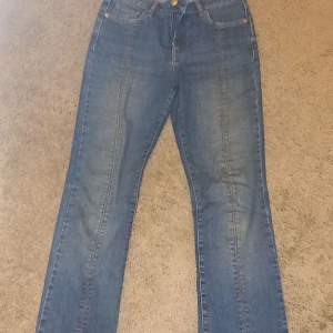 Jätte fina jeans som är low waist säljer för att jag har vuxit ur dem💓 Köpt för ungefär 400.