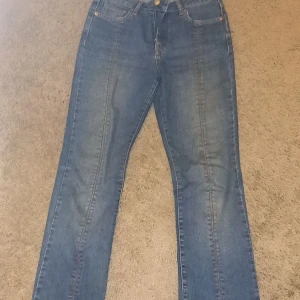 Low wais jeans - Jätte fina jeans som är low waist säljer för att jag har vuxit ur dem💓 Köpt för ungefär 400.