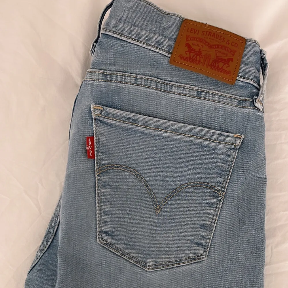 Lågmidjade jeans i fint skick från Levis. Modell samt storlek på 3e bilden 💕. Jeans & Byxor.