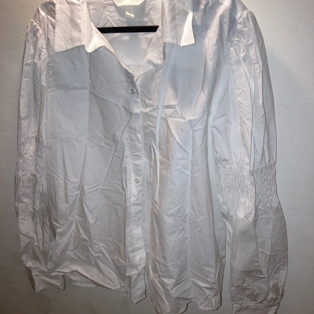 Vit skjorta med ”räfflade” ärmar i nyskick! Pris kan diskuteras! 🎀. Skjortor.