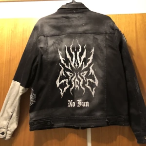 Disturbia jeans jacka - Inga synliga fel  Dragkedja är lite seg men funkar Står L men skulle säga herr M-L