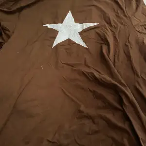 en brun t shirt med hemma gjord stjärna på, för att tvätta i tvättmaskin! kontakta mig för frågor!🤍