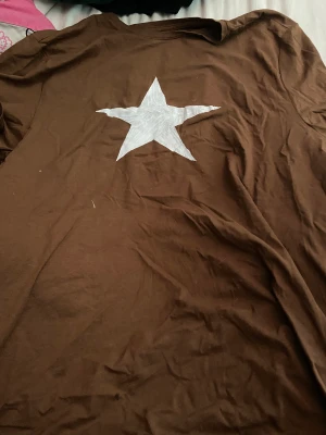 t shirt - en brun t shirt med hemma gjord stjärna på, för att tvätta i tvättmaskin! kontakta mig för frågor!🤍