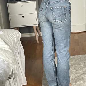 Så snygga Levis jeans som tyvärr inte kommer till användning för mig! De är perfekta på mig som är 172 cm (man kan även vara längre/kortare)