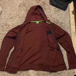 HUGO BOSS kofta - Storlek L men passar på M mer pris kan diskuteras 