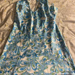 Mönstrad klänning  - Mönstrad klänning från bikbok! Endast använd en gång, storlek XL.  80kr Finns att hämta i Svalöv/Malmö eller skickas men då står köparen för frakten (ej inräknad i priset)