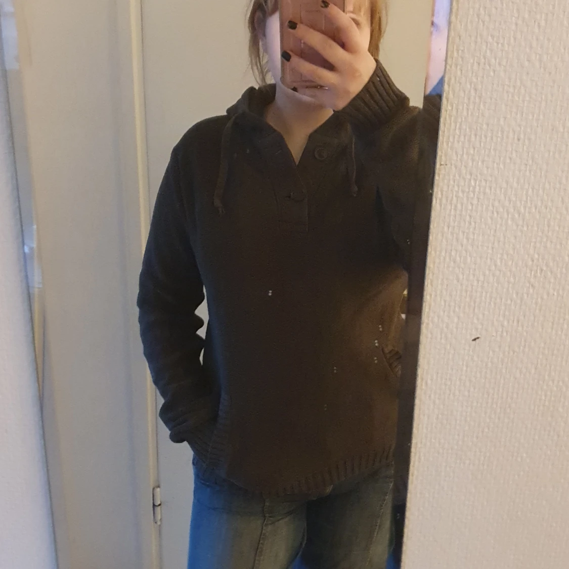 brun stickad huvtröja