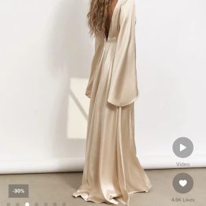 SUPERSNYGG balklänning - Så så så fin balklänning som jag köpt secondhand på Sellpy. Den är superfin men har lite märken längst ner längst bak. (Skriv priv för bilder). Den är från NA-KD men är helt slutsåld💗💗