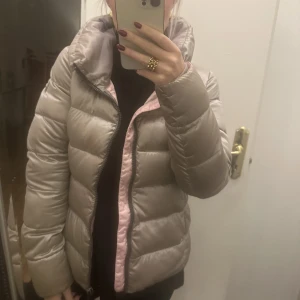 Colmar jacka  - Säljer denna då jag ej tyxker färgen passar mig! Är 170 och den passar mig super bra då det kan vara svårt med storleken då man upplever den liten ❤️ finns defekter kan skicka bild privat! 😊😊