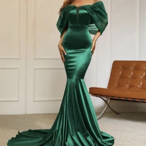 Bal/fest klänning - Säljer då den aldrig kommit till användning. Den är storlek L, men skulle även säga att den passar bra som Storlek M också. Helt oanvänd och otroligt fin. Pris kan diskuteras vid snabb affär.