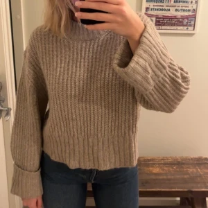 beige stickad tröja - jättemysig stickad tröja🧸🤎