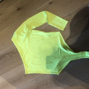 Stringbody - Enarmad body med string där. Endast använd 1 gång. Köparen står för frakten