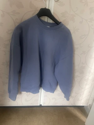 Blå tröja - Jätte fin blå tröja från Ginatricot . Använd några enstaka gånger. 