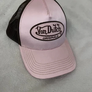 Von Dutch keps, två för 500 en för 300 - Den gröna är bara använd ett fåtal gånger, den rosa har använts en gång. Säljer pga dem inte passar min stil längre.