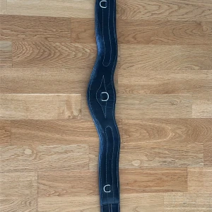 Lippo Sadelgjord - Lippo sadelgjord, 125cm. Knappt använd så i fint skick! Skicka meddelande för fler bilder 🌟 köparen står för frakten!