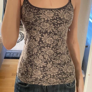 Aeropostale linne - olivgrönt linne från aeropostale med blommor🌼 mjuk och bekväm super bra skick!