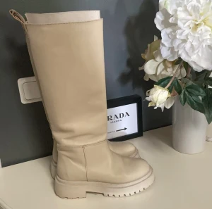 Stövlar & other Stories  - Skinnstövlar off white 