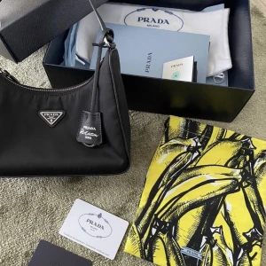 Prada re- edition 2005 Nylon mini bag - Säljer min fina Prada väska, sparsamt använd. Köpt 2022, online kvitto finns. Kommer med allt som syns på bilden förutom dustbagen