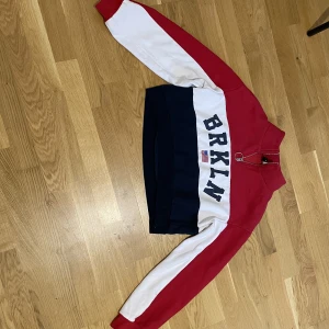 Croppad tröja - Lite tjockare tröja som är croppad.  Köparen står för frakt. 